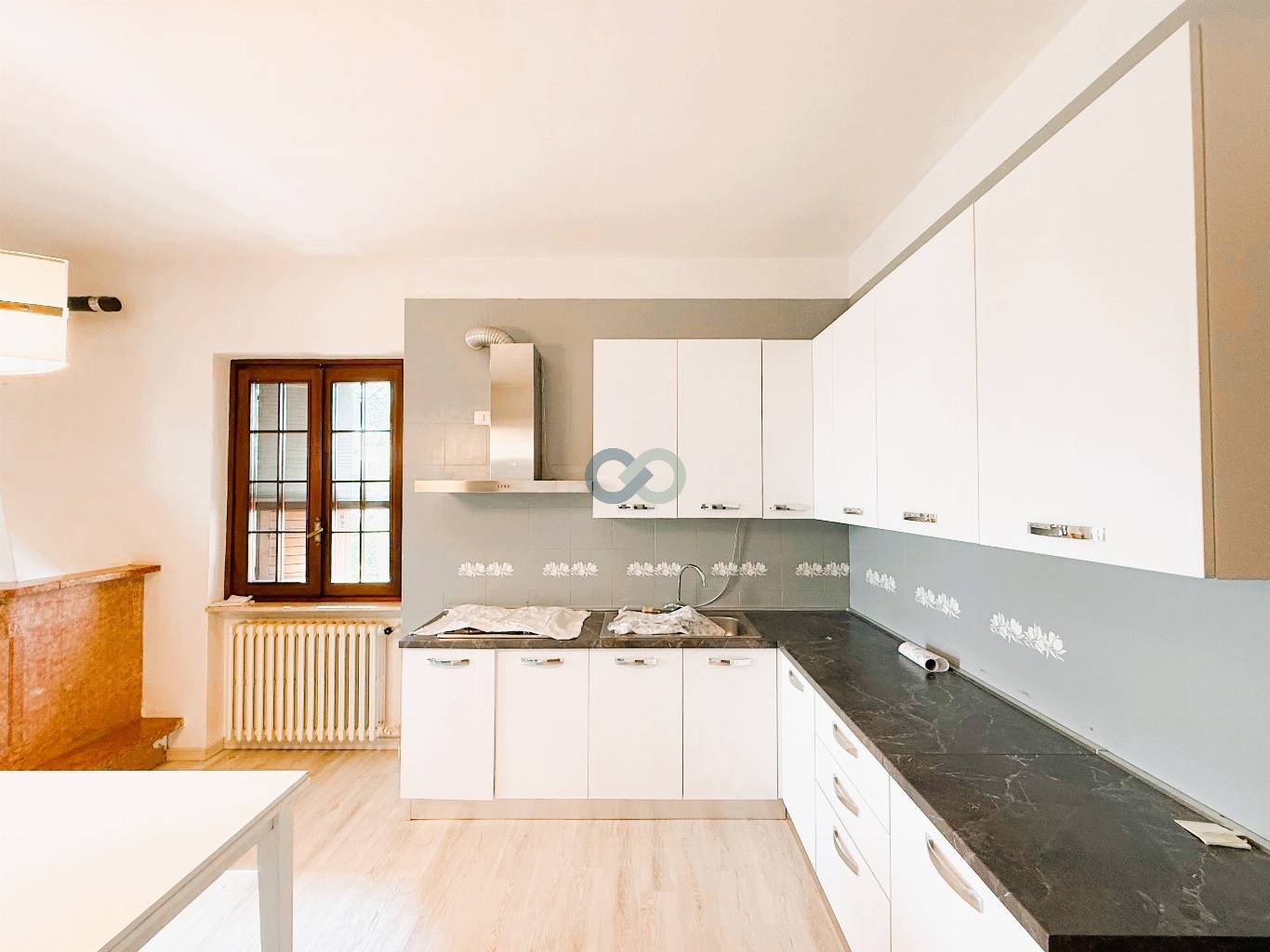 VILLA PLURIFAMILIARE CON TERRENO EDIFICABILE 64