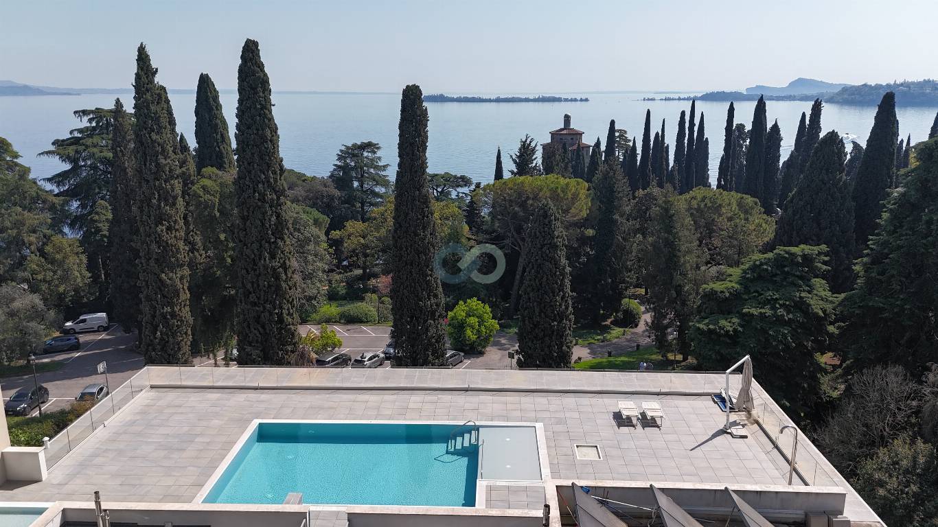 Trilocale in residenza con Piscina 3