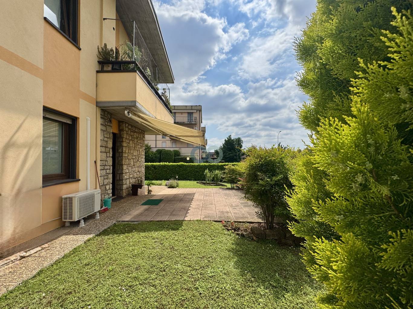 APPARTAMENTO CON GIARDINO 7