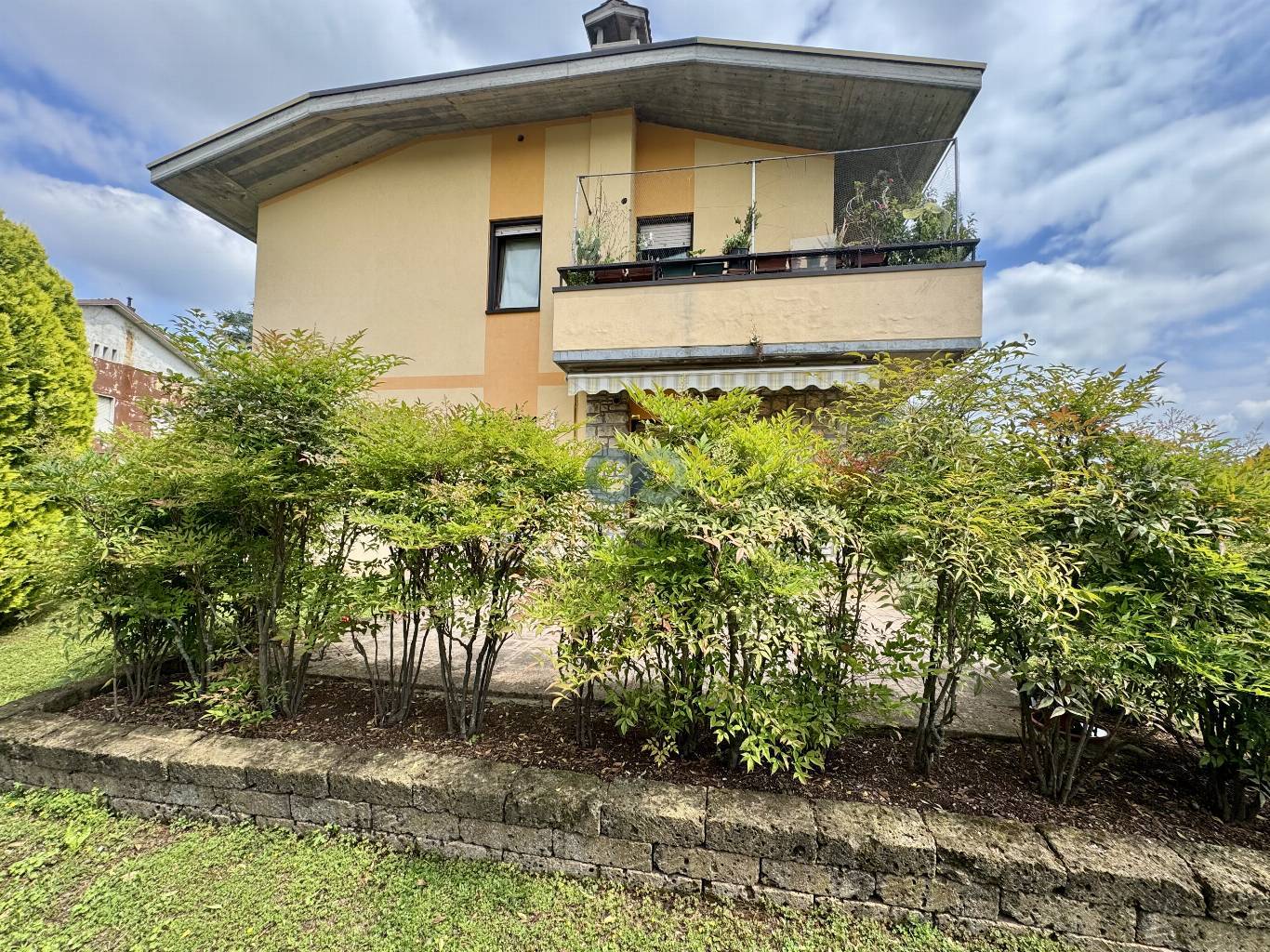 APPARTAMENTO CON GIARDINO 32