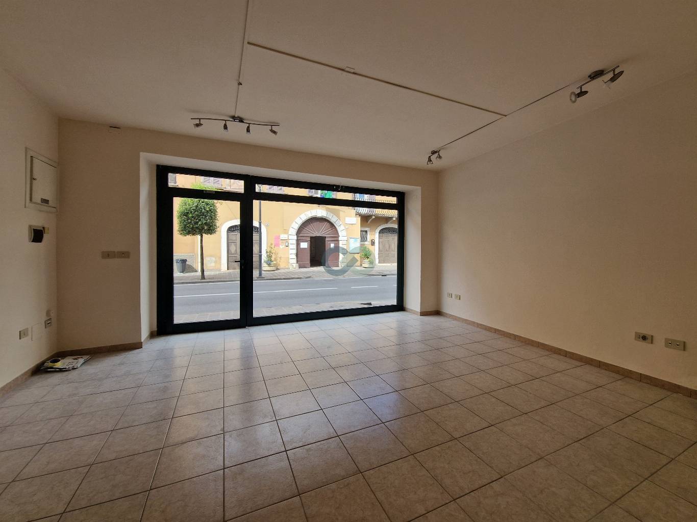 Spazio Commerciale in zona di passaggio 3