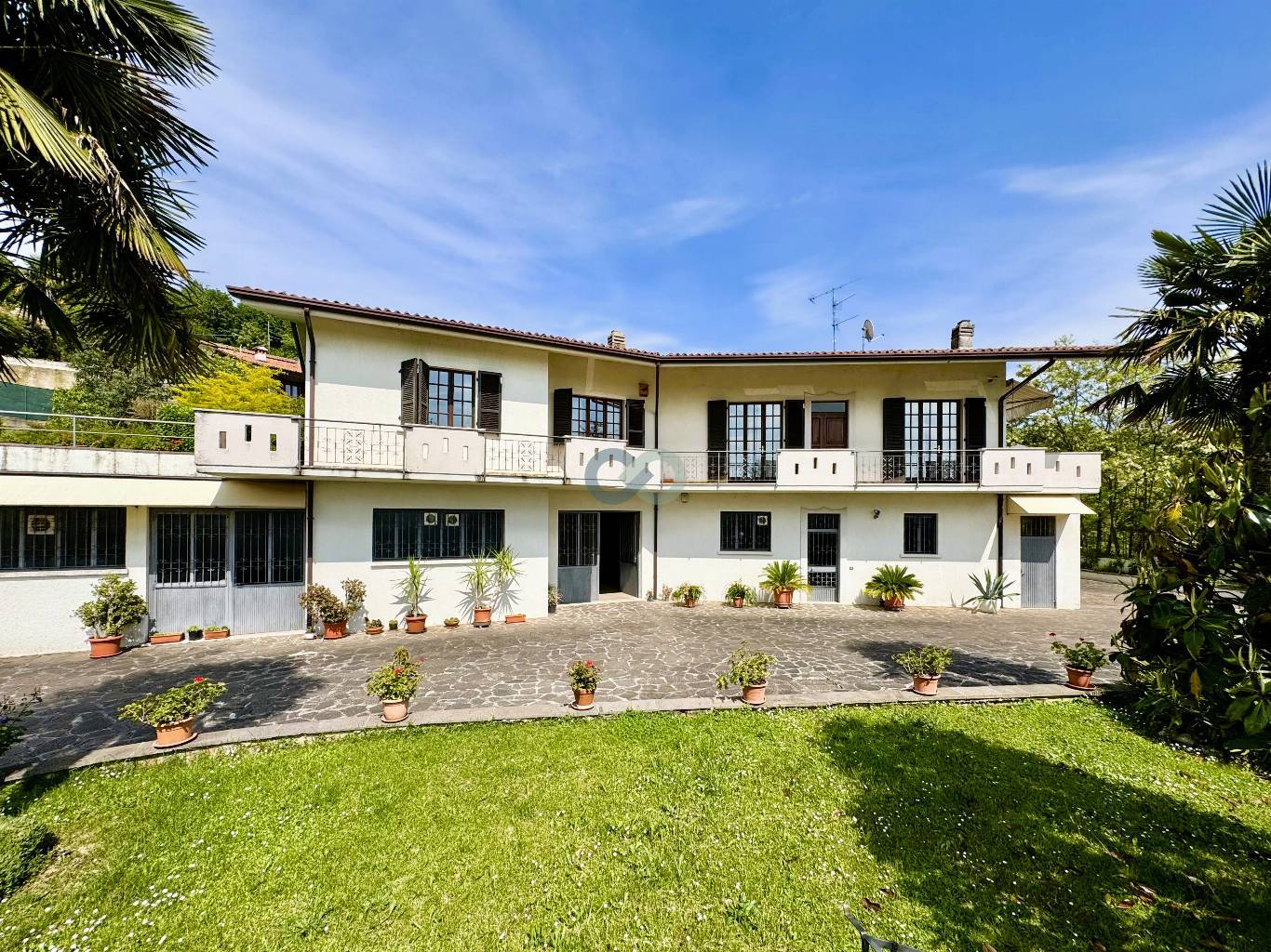 VILLA CON MAGAZZINO 1