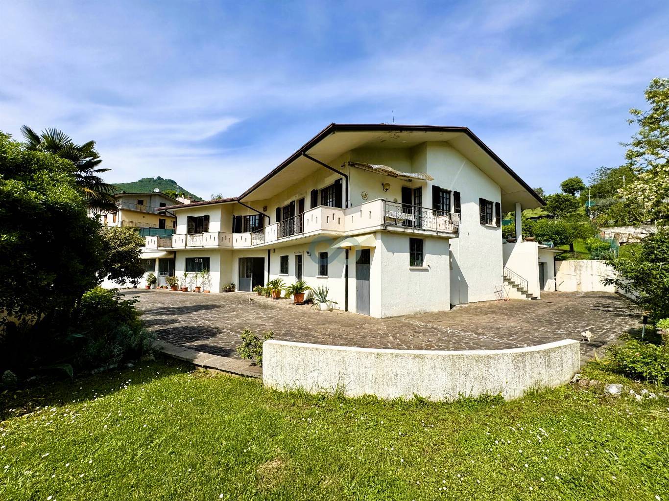 VILLA CON MAGAZZINO 9