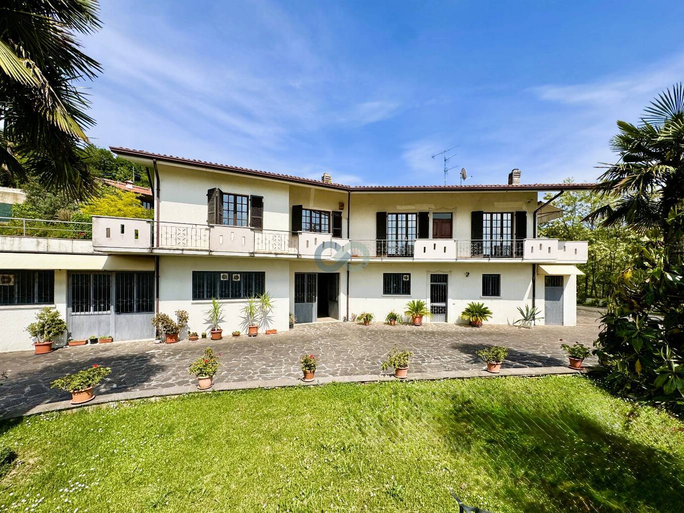 VILLA CON MAGAZZINO 10