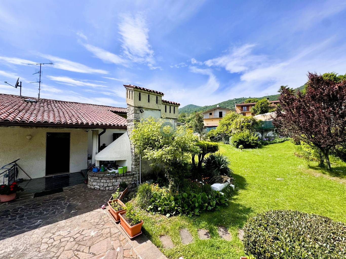 VILLA CON MAGAZZINO 11