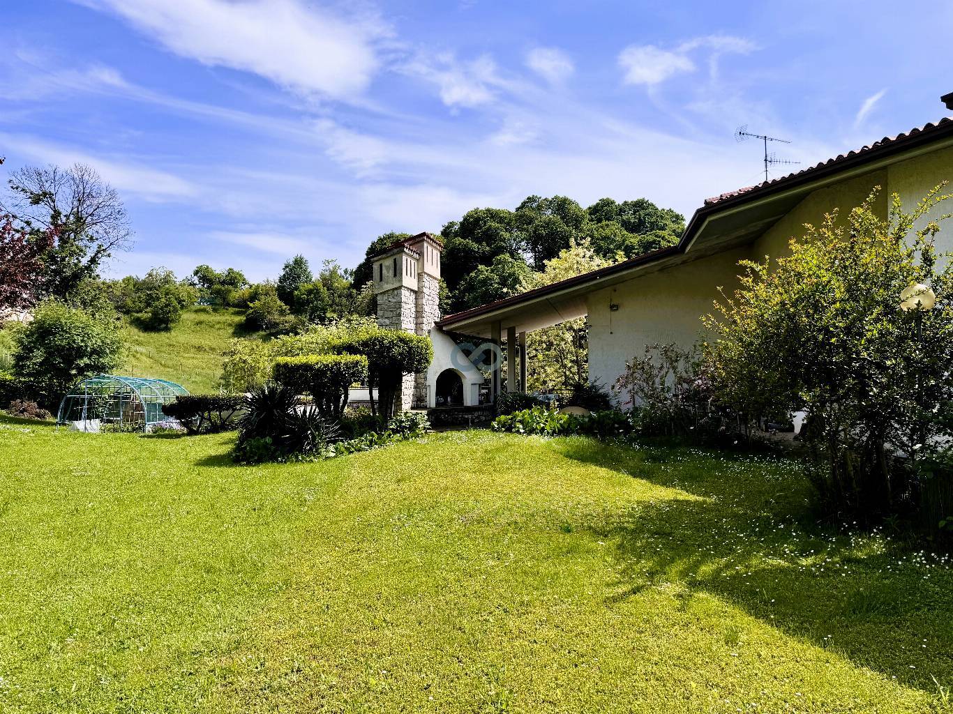 VILLA CON MAGAZZINO 12