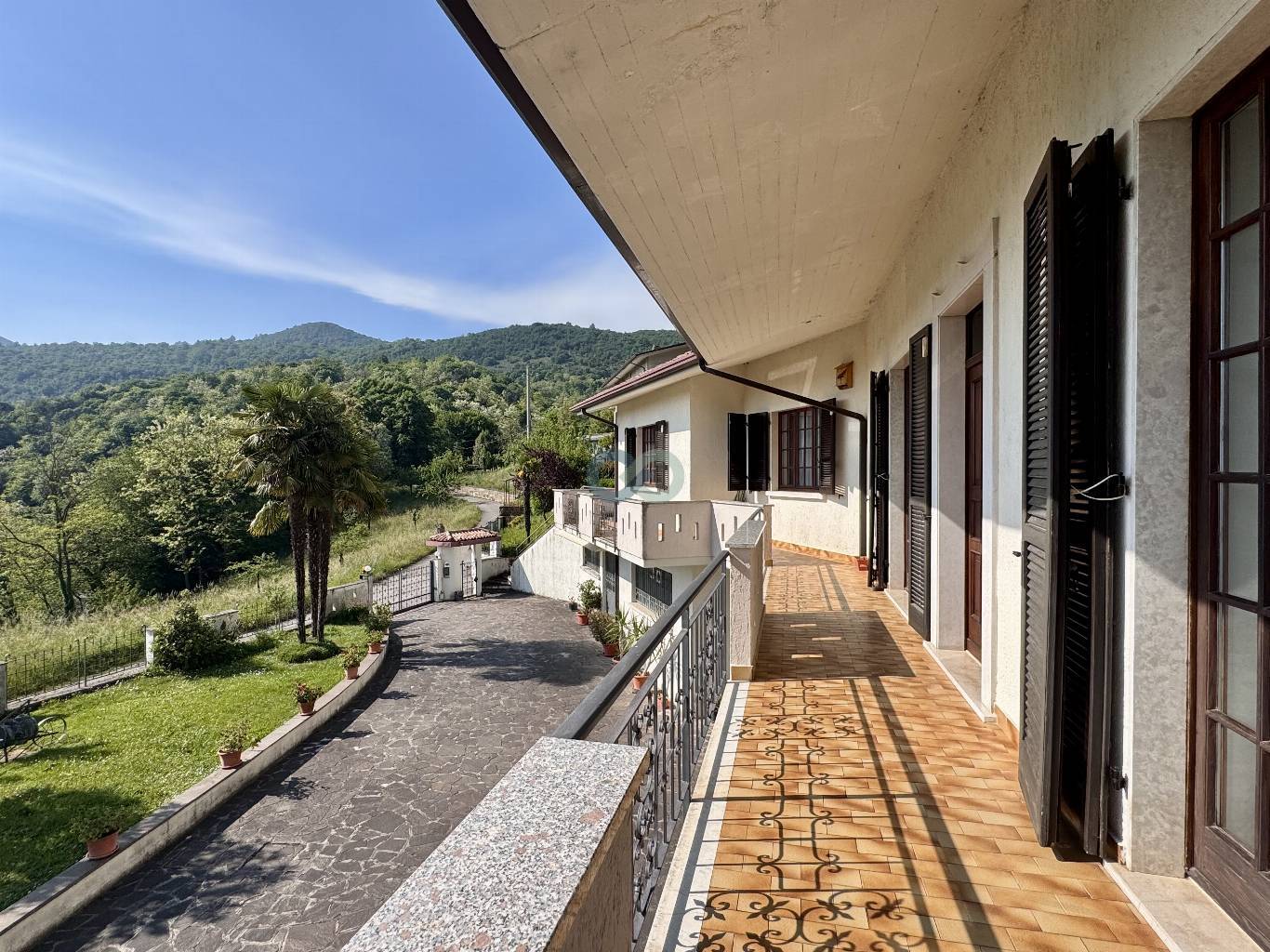VILLA CON MAGAZZINO 16