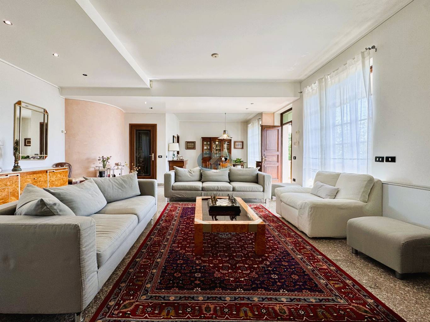 VILLA CON MAGAZZINO 18