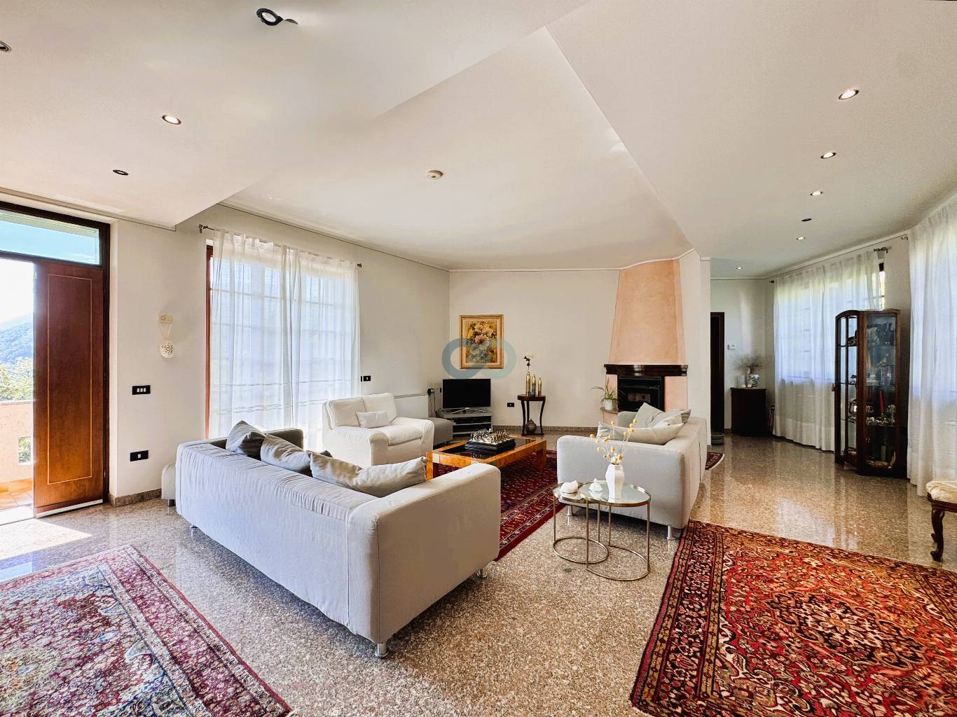 VILLA CON MAGAZZINO 19
