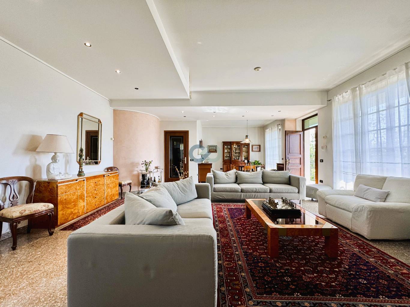 VILLA CON MAGAZZINO 24