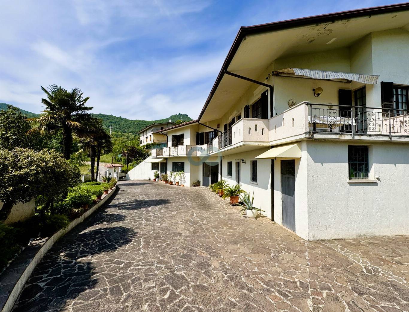 VILLA CON MAGAZZINO 65