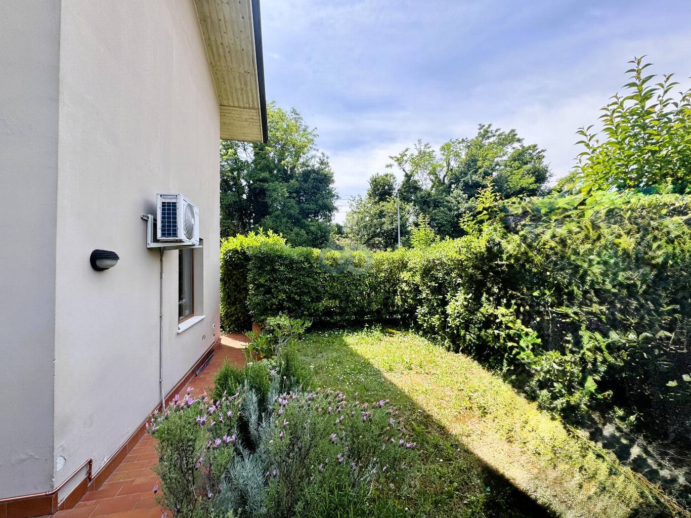 VILLA A SCHIERA 8