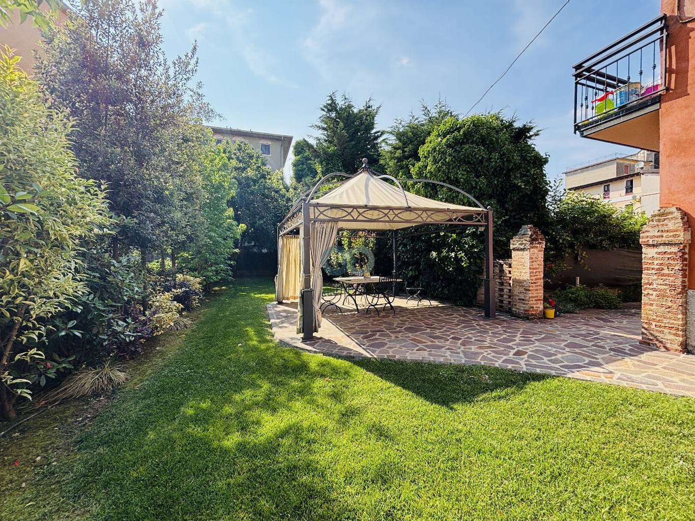 APPARTAMENTO CON AMPIO GIARDINO 30