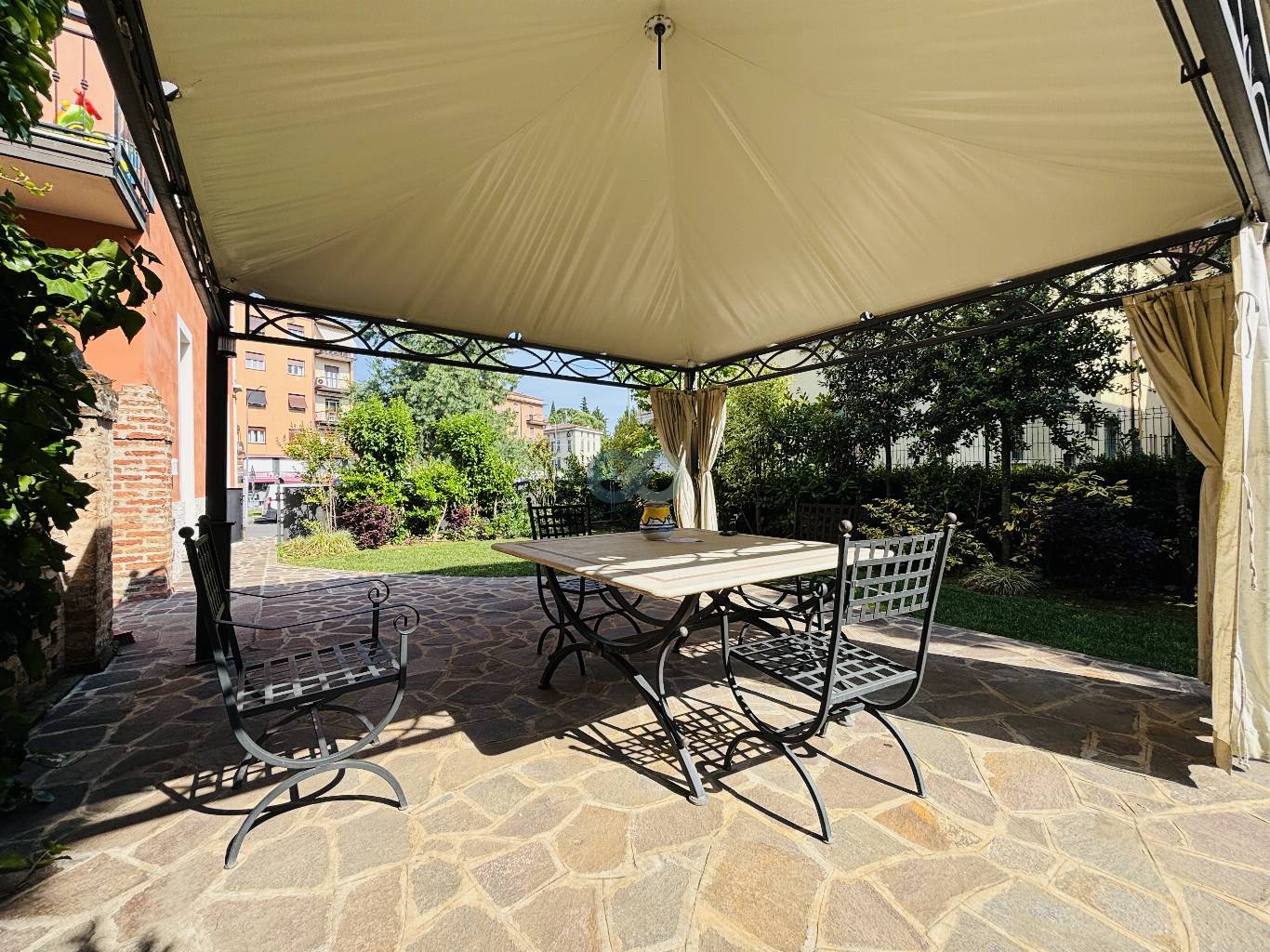 APPARTAMENTO CON AMPIO GIARDINO 33
