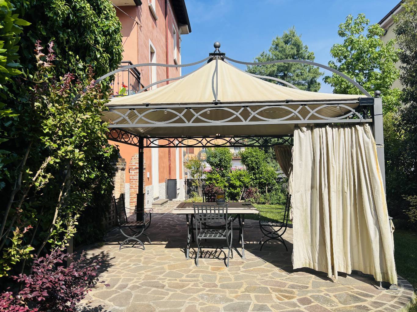 APPARTAMENTO CON AMPIO GIARDINO 32