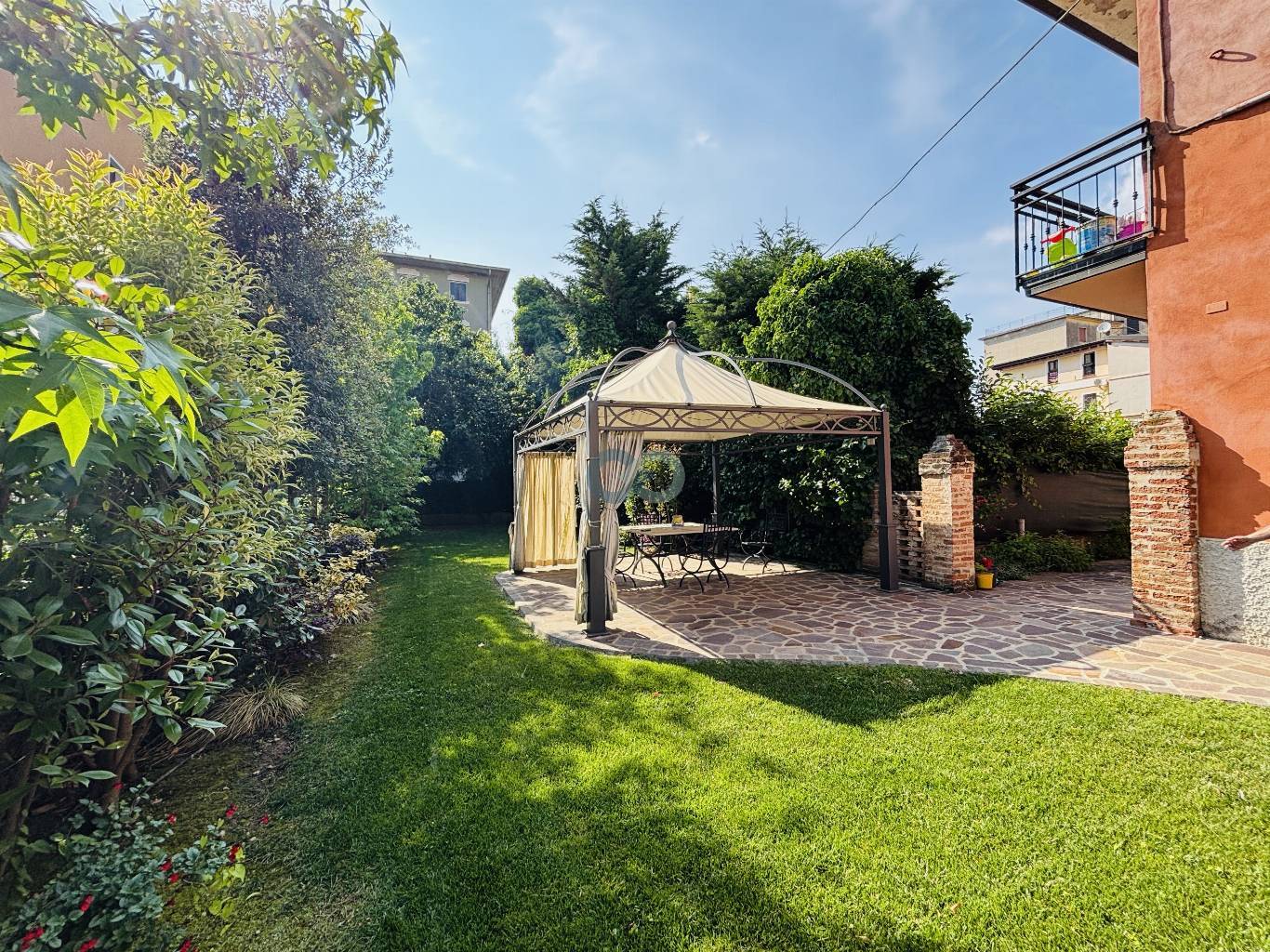 APPARTAMENTO CON AMPIO GIARDINO 34
