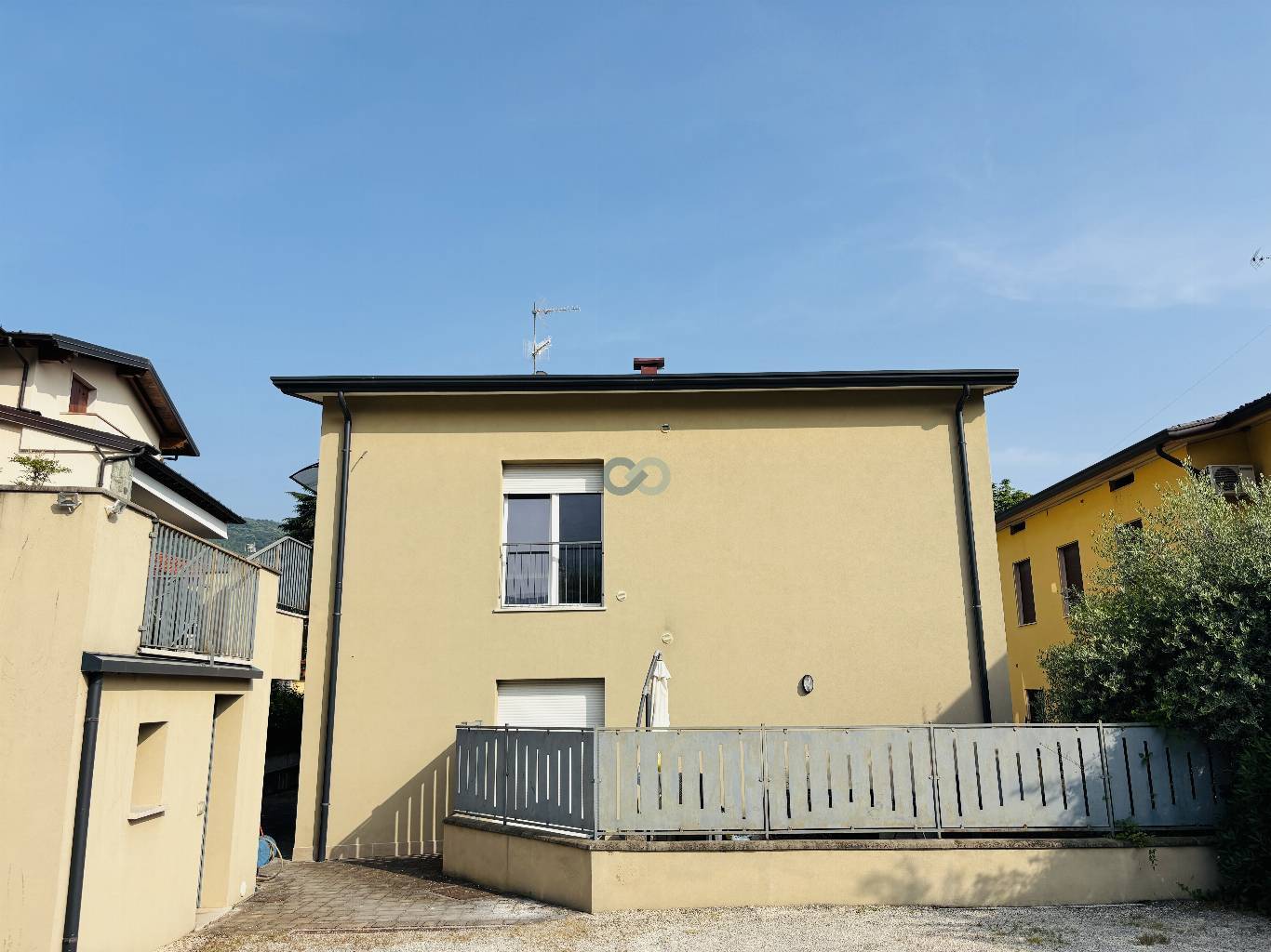 TRILOCALE IN TRIFAMILIARE 14