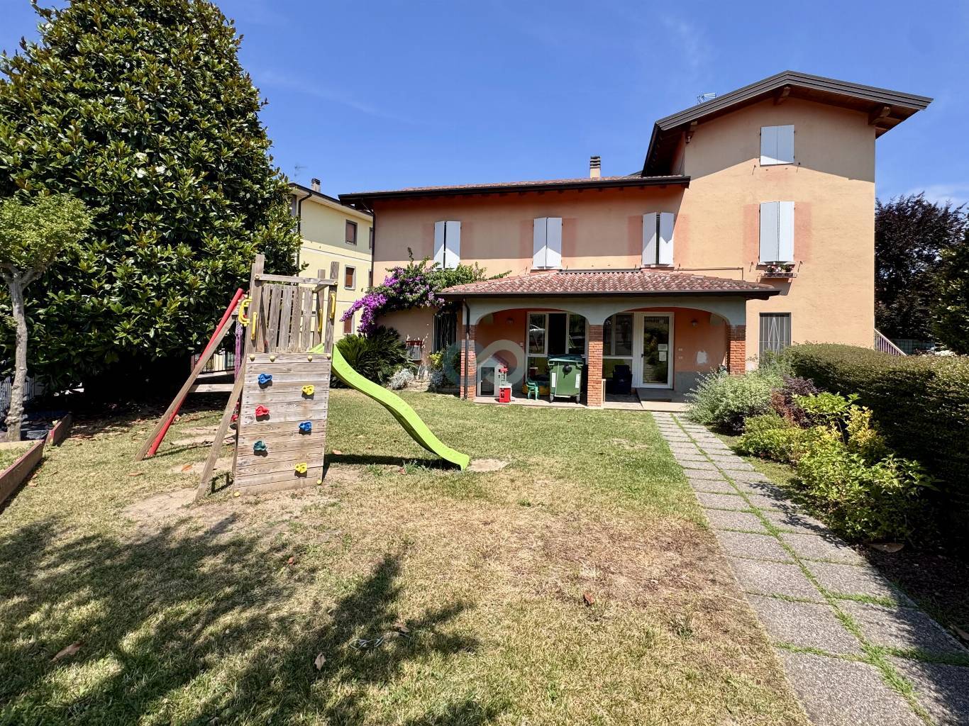 SPAZIO COMMERCIALE 4