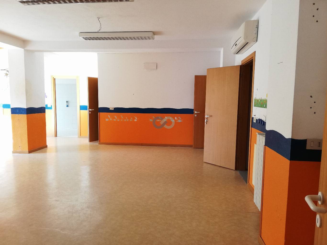 SPAZIO COMMERCIALE 14