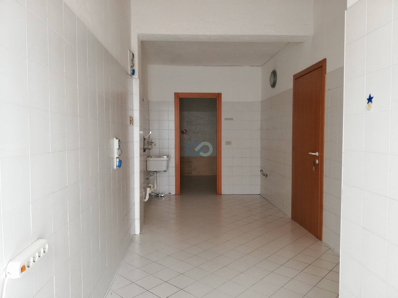 SPAZIO COMMERCIALE 23