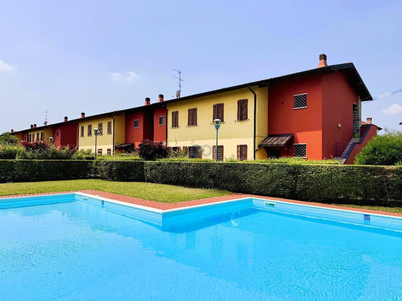 TRILOCALE CON PISCINA 1