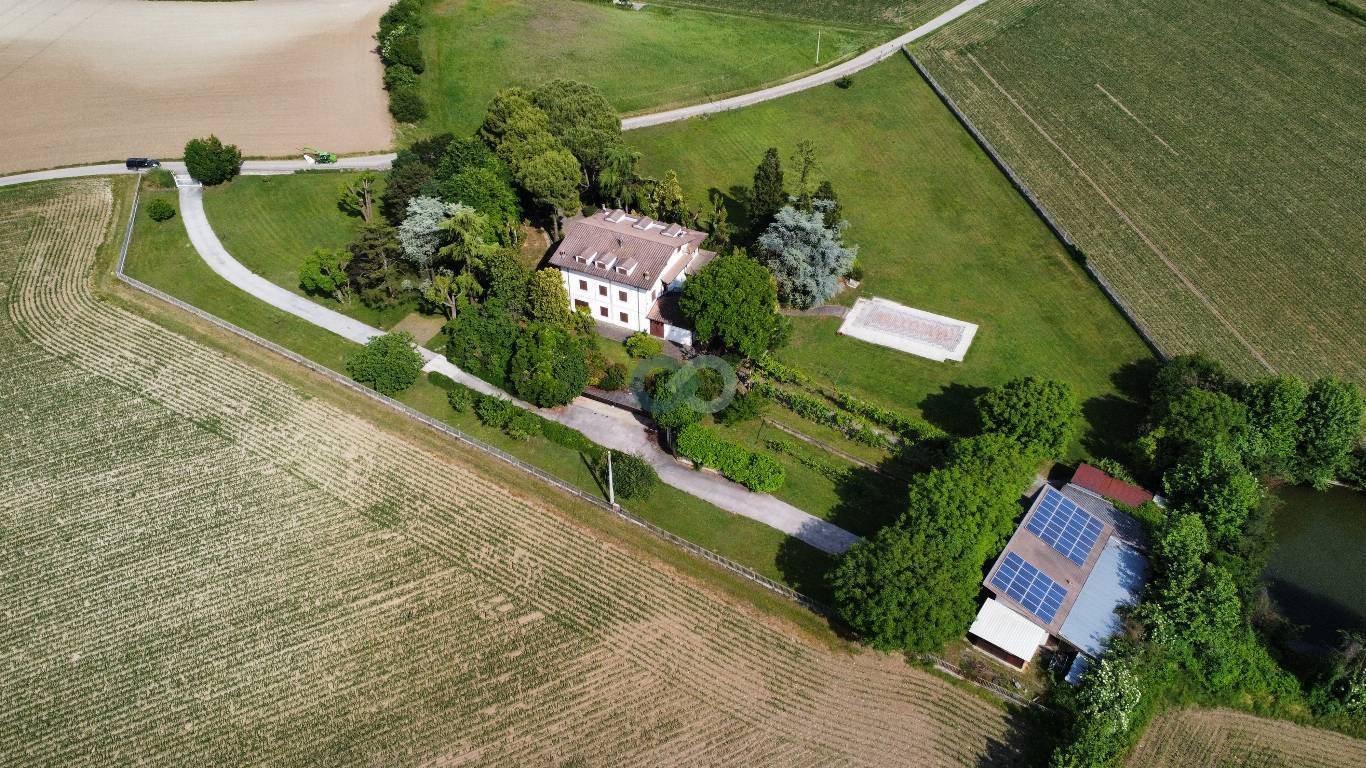 VILLA PLURIFAMILIARE CON TERRENO EDIFICABILE 72