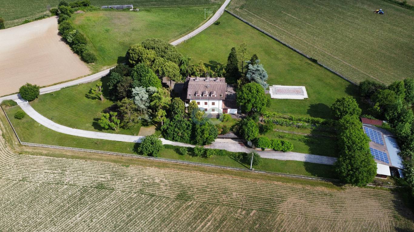 VILLA PLURIFAMILIARE CON TERRENO EDIFICABILE 75