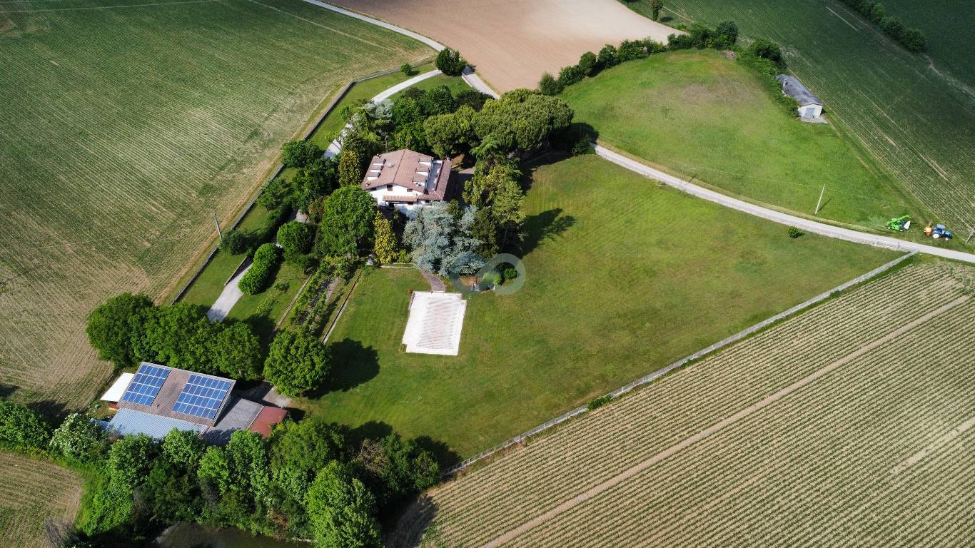 VILLA PLURIFAMILIARE CON TERRENO EDIFICABILE 70