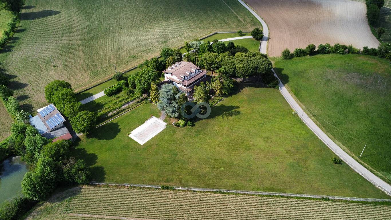 VILLA PLURIFAMILIARE CON TERRENO EDIFICABILE 74
