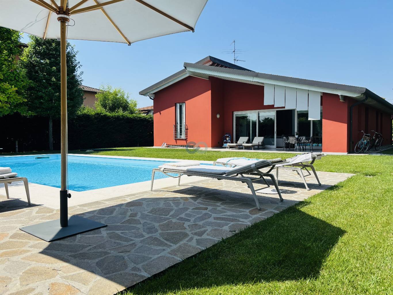 VILLA SU PIANO UNICO CON PISCINA 24