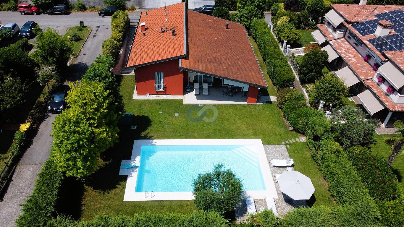 VILLA SU PIANO UNICO CON PISCINA 13