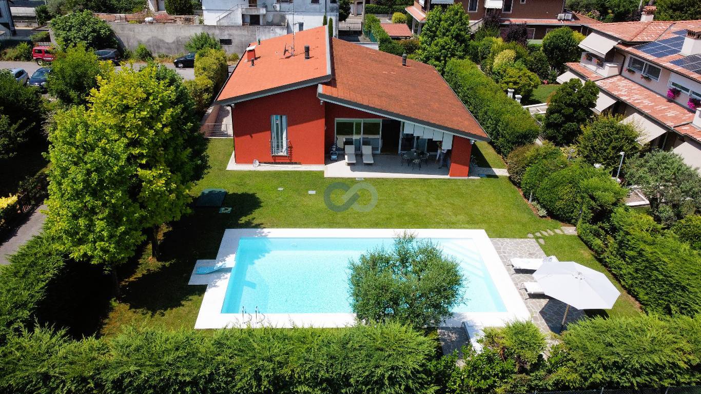 VILLA SU PIANO UNICO CON PISCINA 14