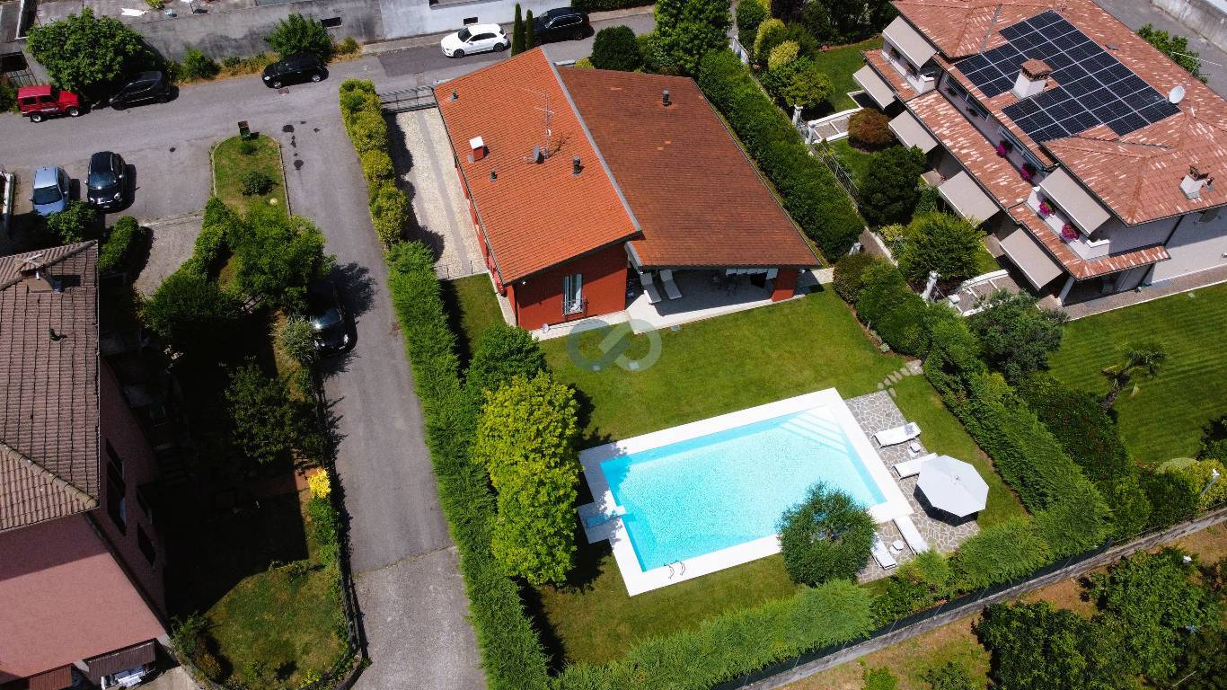 VILLA SU PIANO UNICO CON PISCINA 18