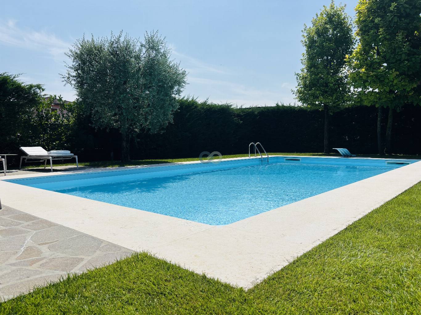 VILLA SU PIANO UNICO CON PISCINA 22