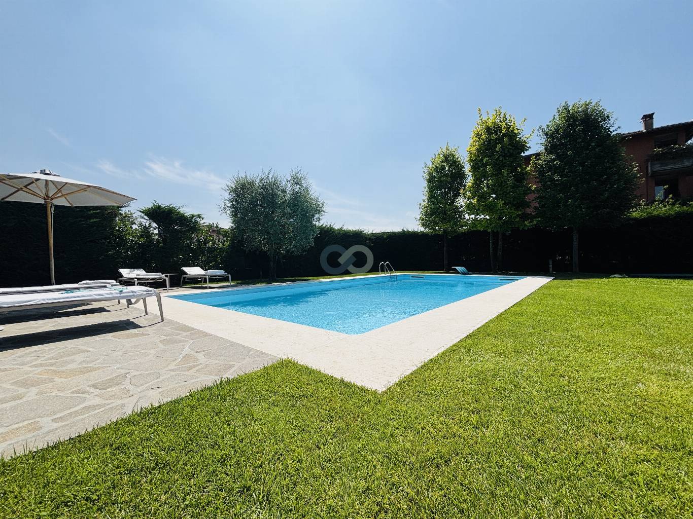 VILLA SU PIANO UNICO CON PISCINA 19