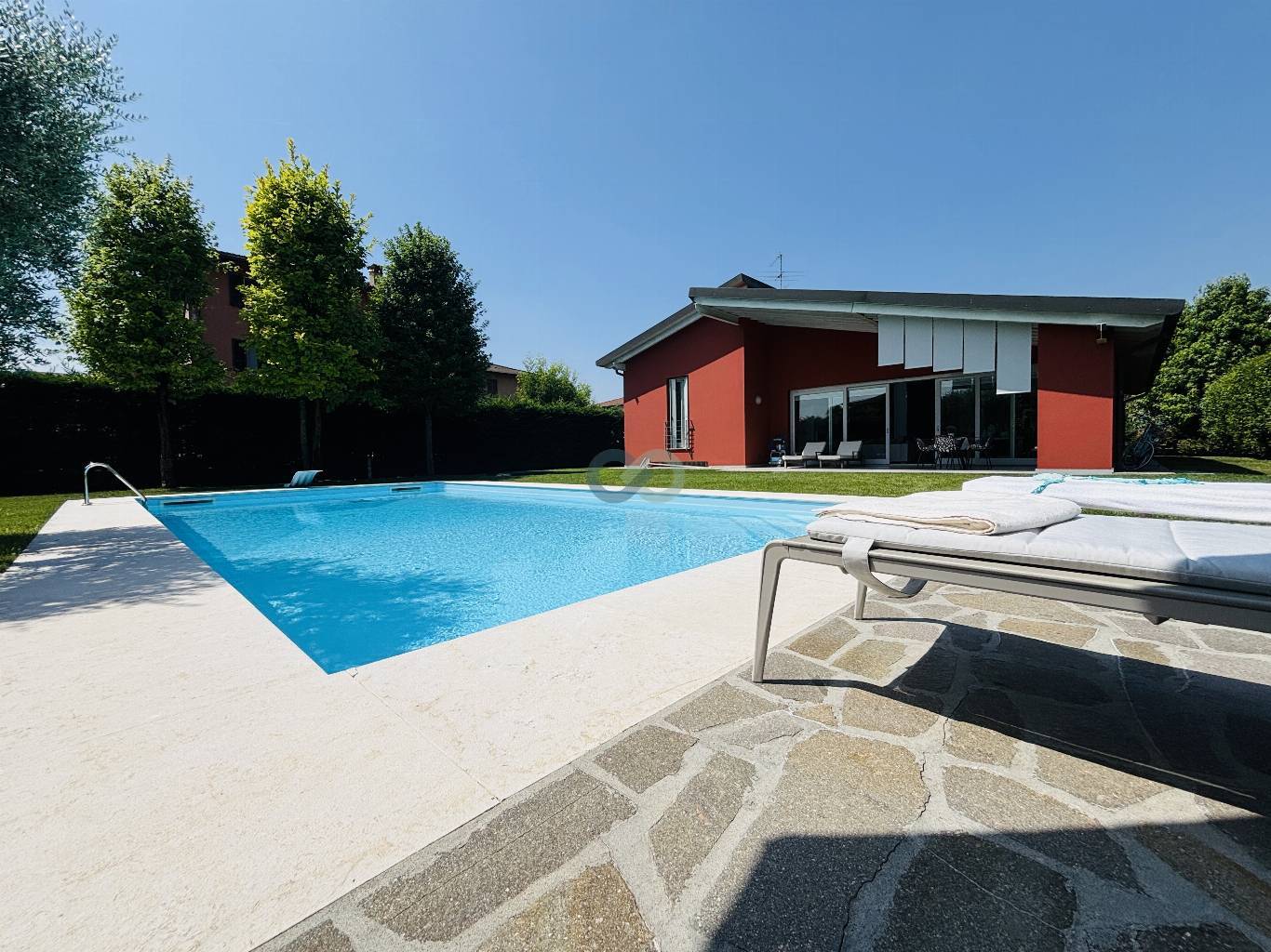 VILLA SU PIANO UNICO CON PISCINA 23