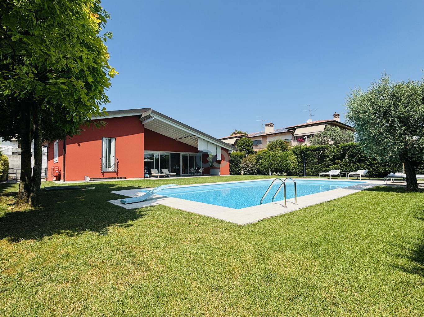 VILLA SU PIANO UNICO CON PISCINA 25