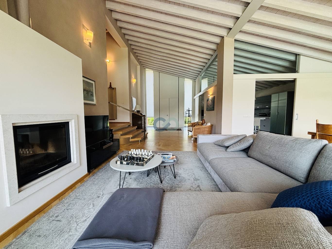 VILLA SU PIANO UNICO CON PISCINA 3