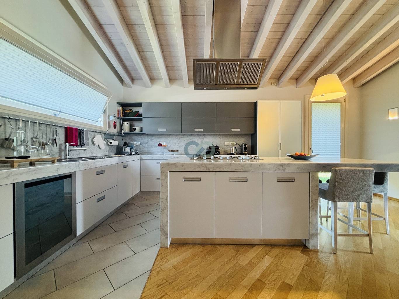 VILLA SU PIANO UNICO CON PISCINA 6