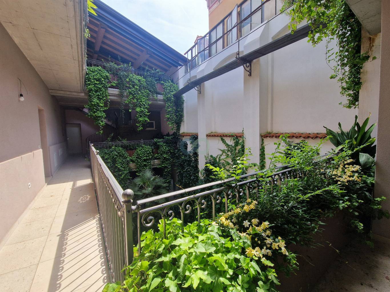 Spazioso bilocale in palazzo storico 8