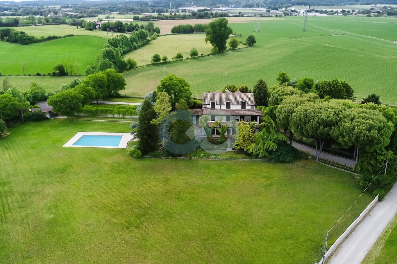 VILLA PLURIFAMILIARE CON TERRENO EDIFICABILE 1