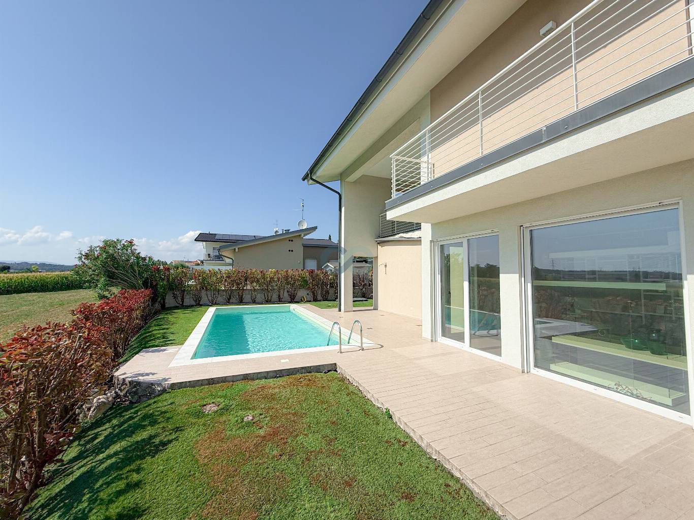 VILLA SINGOLA CON PISCINA 3