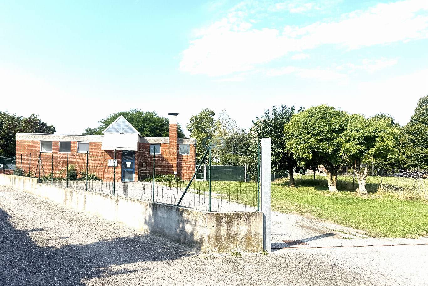 LOCALE IN AFFITTO 16