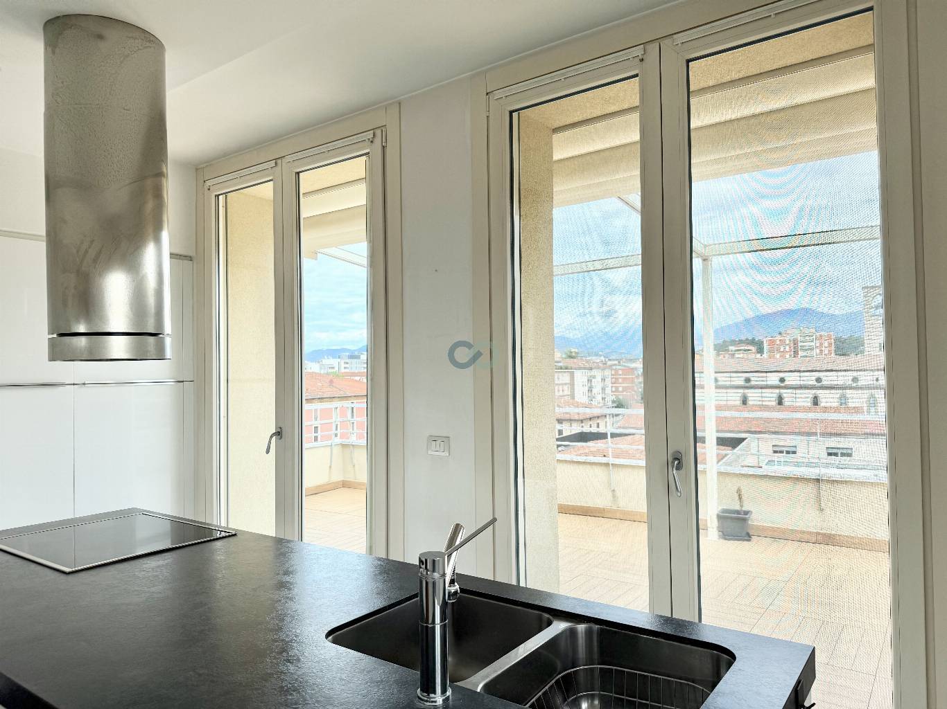 SPAZIOSO ATTICO CON MAGNIFICO TERRAZZO VISTA A 360° SULLA CITTA' 13