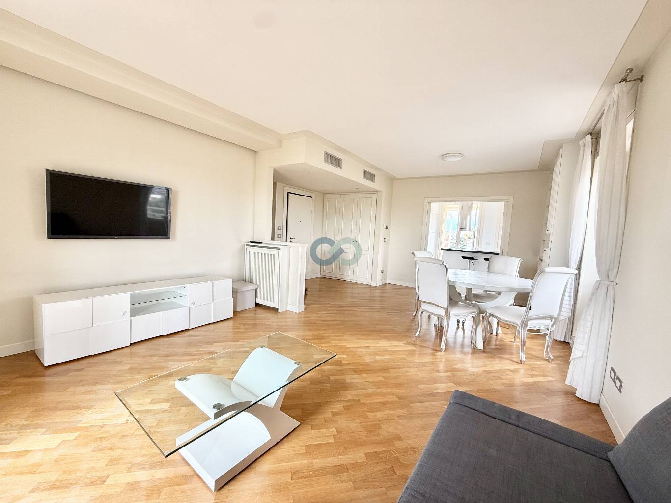 SPAZIOSO ATTICO CON MAGNIFICO TERRAZZO VISTA A 360° SULLA CITTA' 8