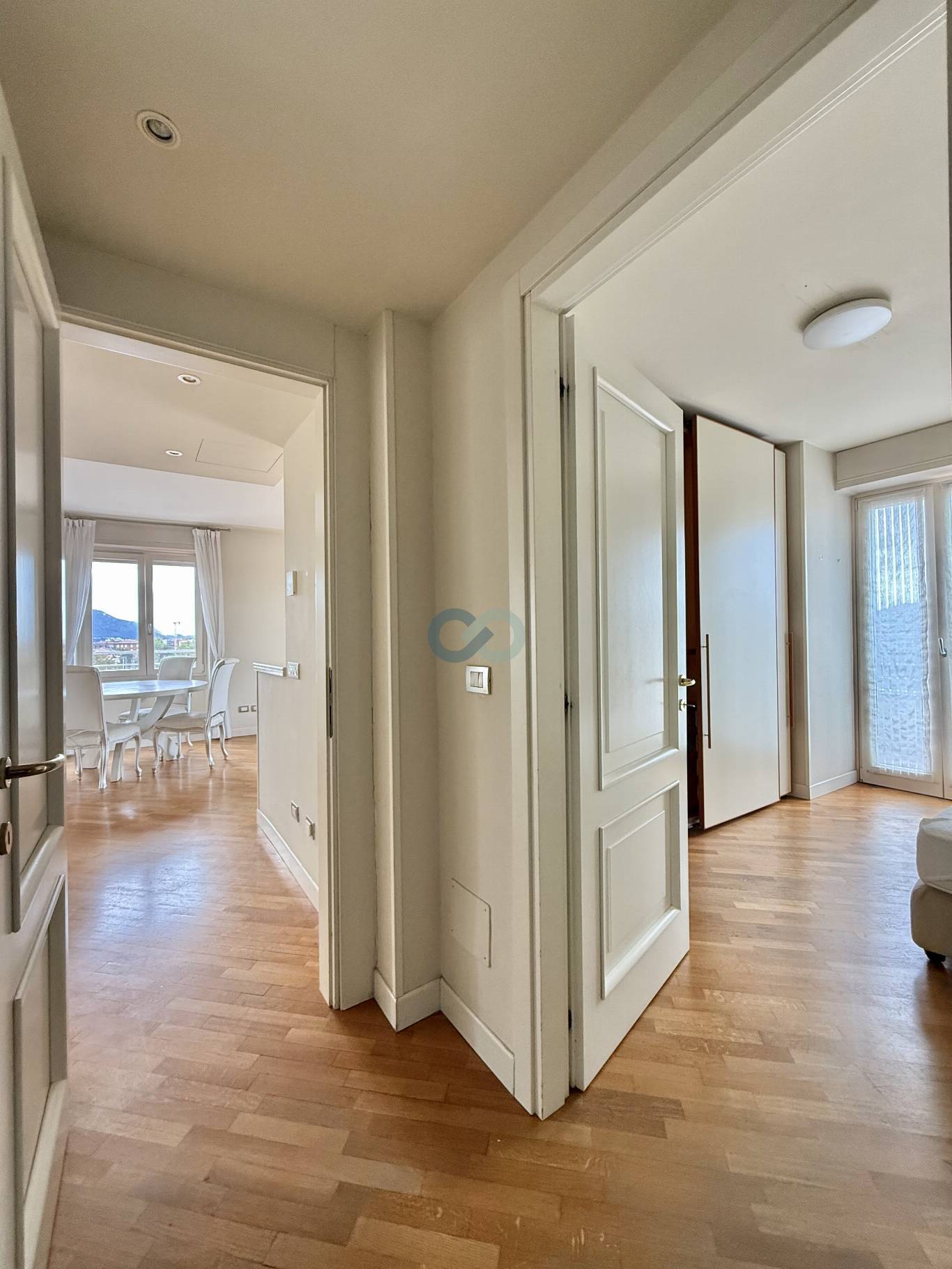 SPAZIOSO ATTICO CON MAGNIFICO TERRAZZO VISTA A 360° SULLA CITTA' 24
