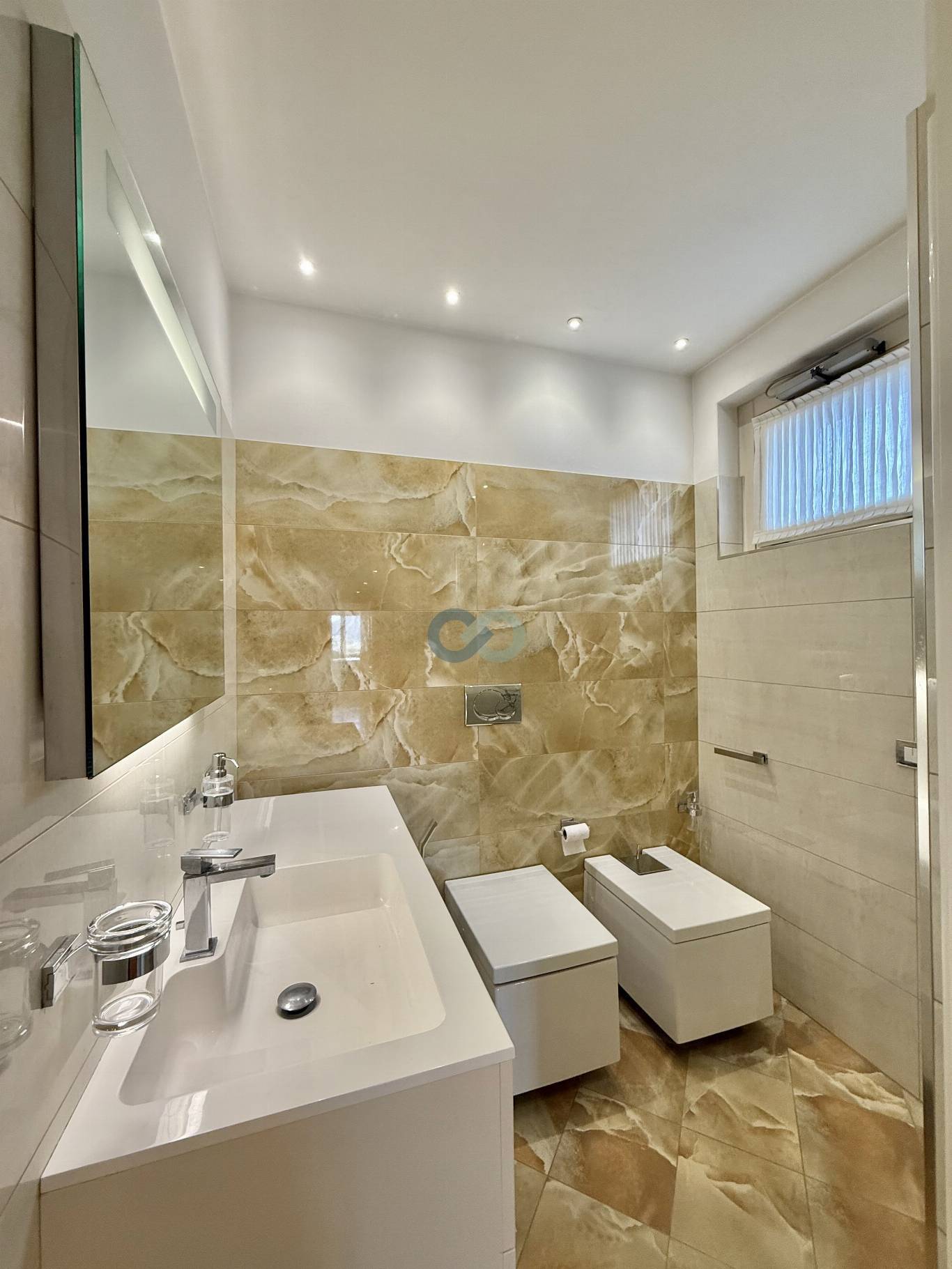 SPAZIOSO ATTICO CON MAGNIFICO TERRAZZO VISTA A 360° SULLA CITTA' 23
