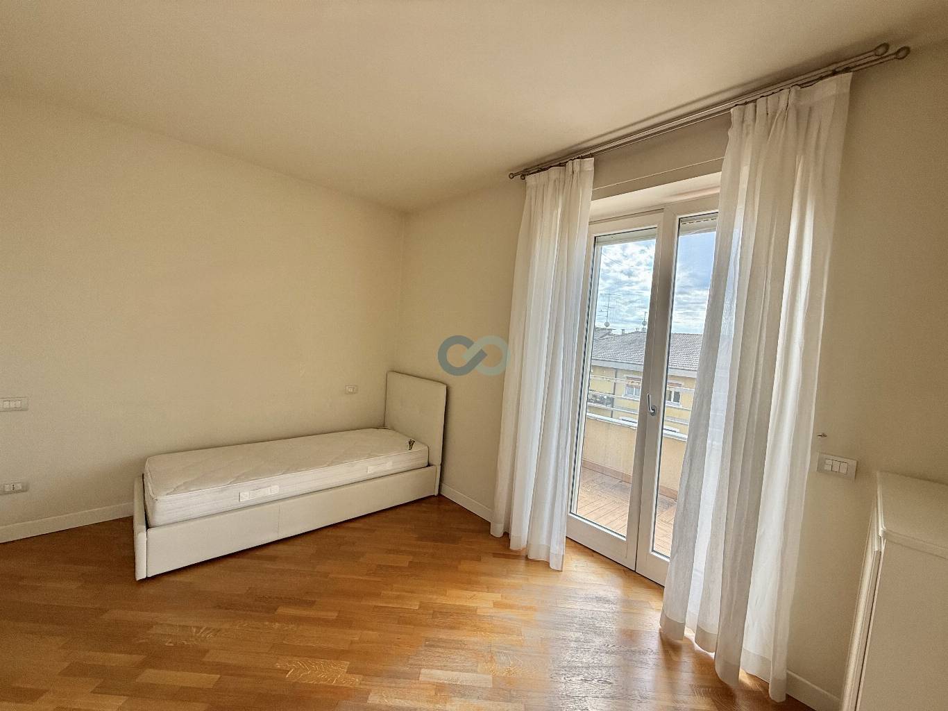 SPAZIOSO ATTICO CON MAGNIFICO TERRAZZO VISTA A 360° SULLA CITTA' 19