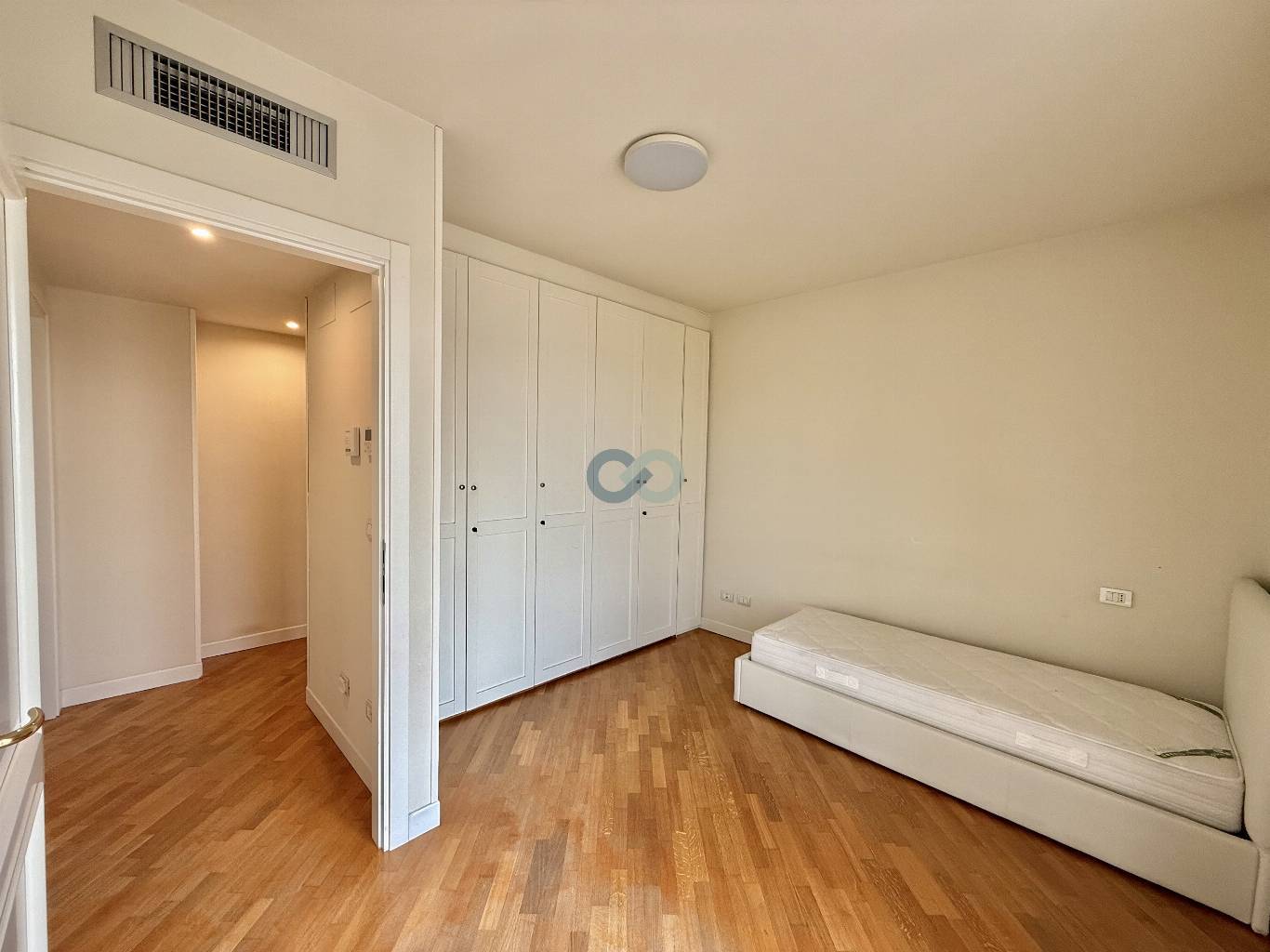 SPAZIOSO ATTICO CON MAGNIFICO TERRAZZO VISTA A 360° SULLA CITTA' 20