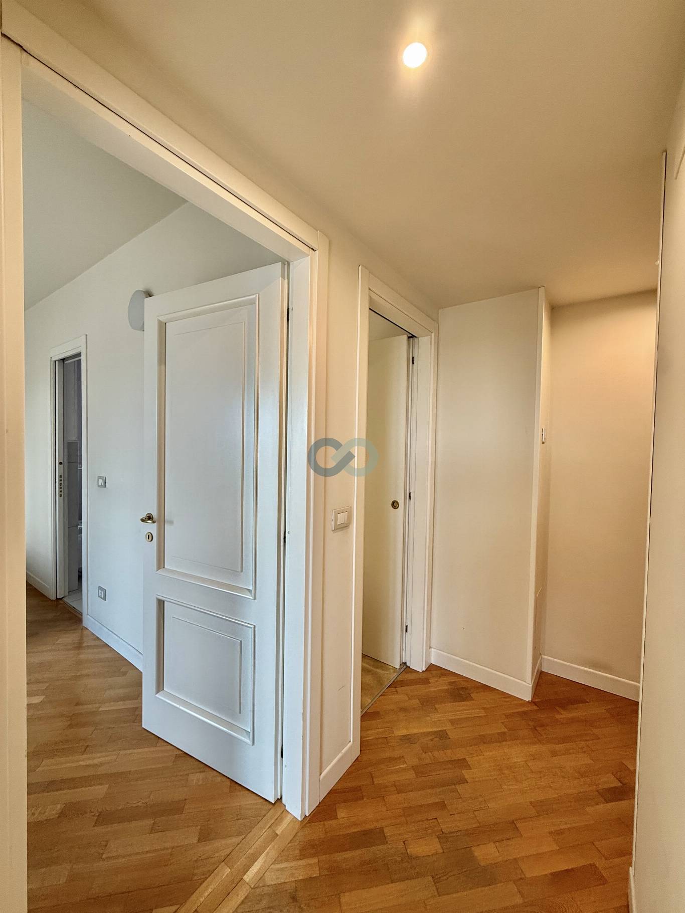 SPAZIOSO ATTICO CON MAGNIFICO TERRAZZO VISTA A 360° SULLA CITTA' 18